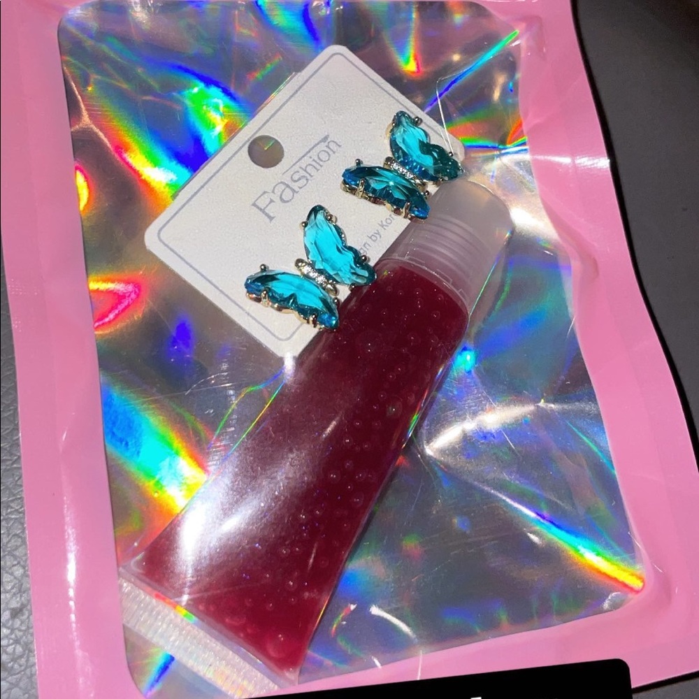 Lip gloss & earring bundle 🦋